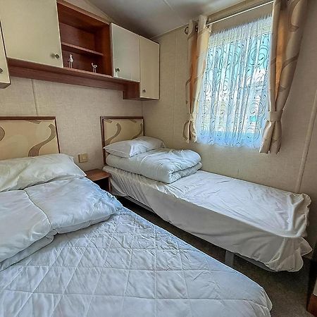 Superb Caravan With Decking And Free Wifi At Naze Marine Park Ref 17236C Walton-on-the-Naze Esterno foto