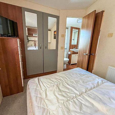 Superb Caravan With Decking And Free Wifi At Naze Marine Park Ref 17236C Walton-on-the-Naze Esterno foto