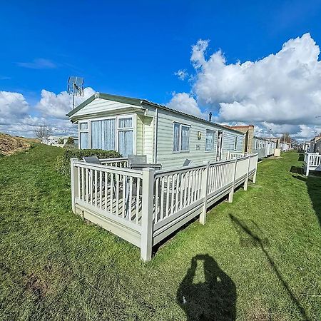 Superb Caravan With Decking And Free Wifi At Naze Marine Park Ref 17236C Walton-on-the-Naze Esterno foto