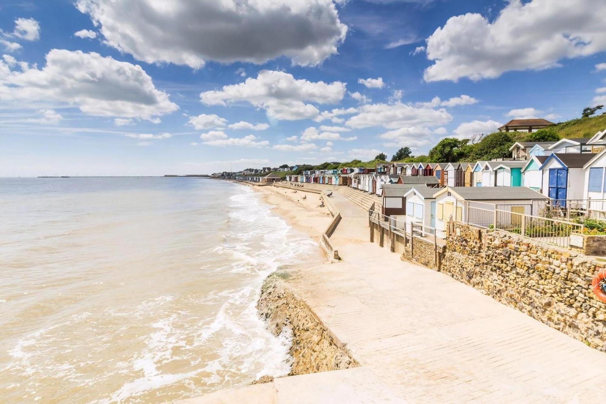 Superb Caravan With Decking And Free Wifi At Naze Marine Park Ref 17236C Walton-on-the-Naze Esterno foto
