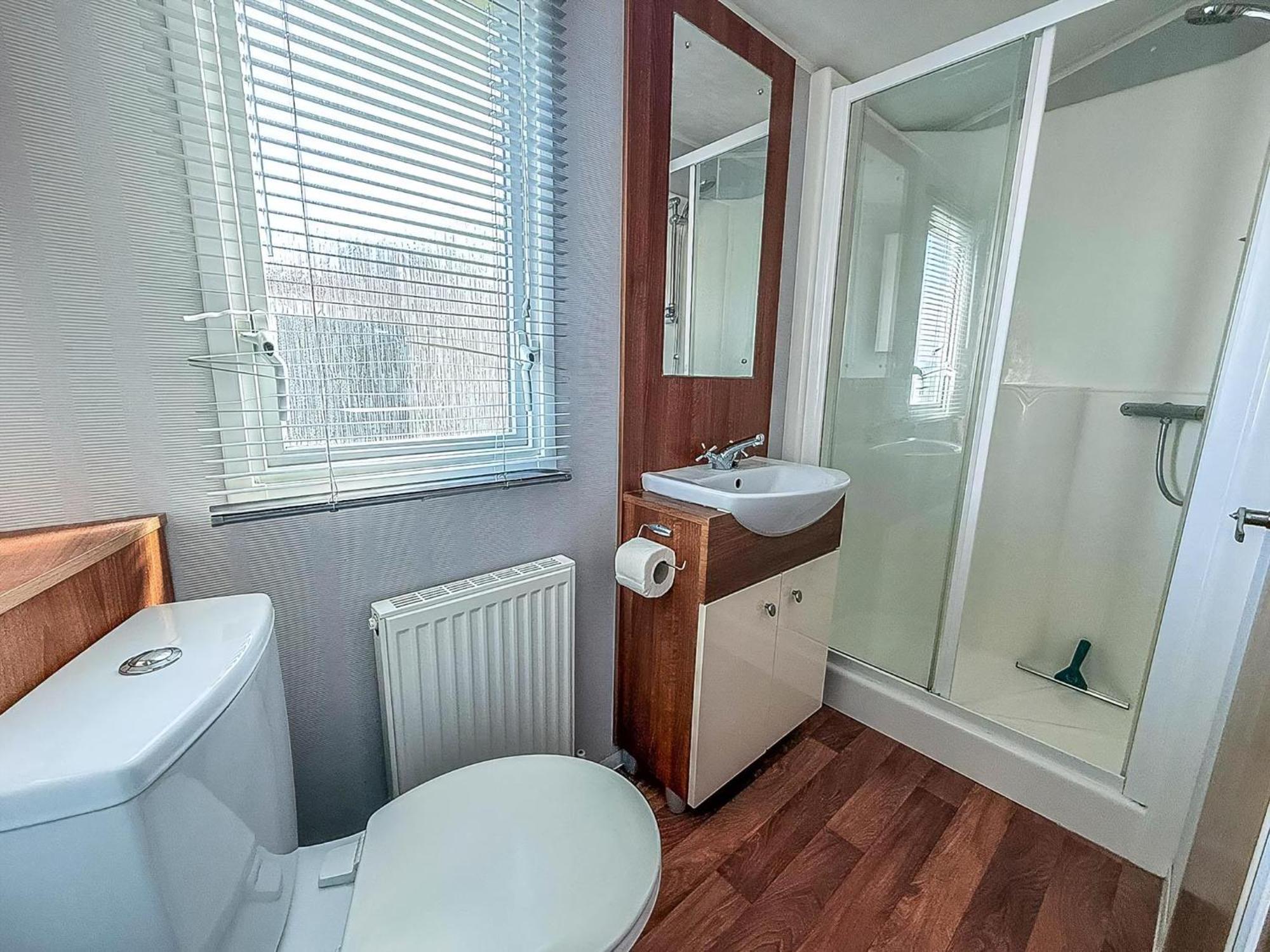 Superb Caravan With Decking And Free Wifi At Naze Marine Park Ref 17236C Walton-on-the-Naze Esterno foto