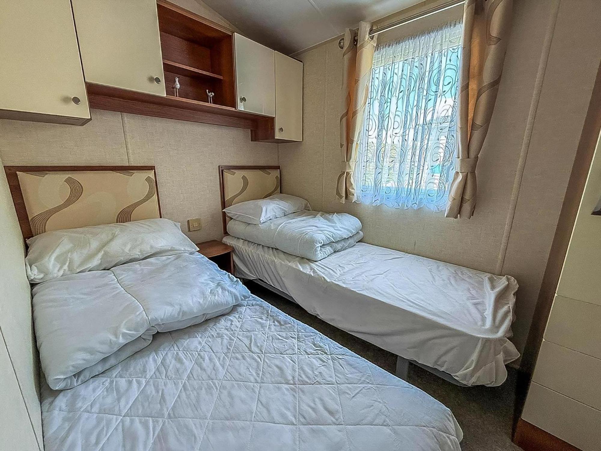 Superb Caravan With Decking And Free Wifi At Naze Marine Park Ref 17236C Walton-on-the-Naze Esterno foto