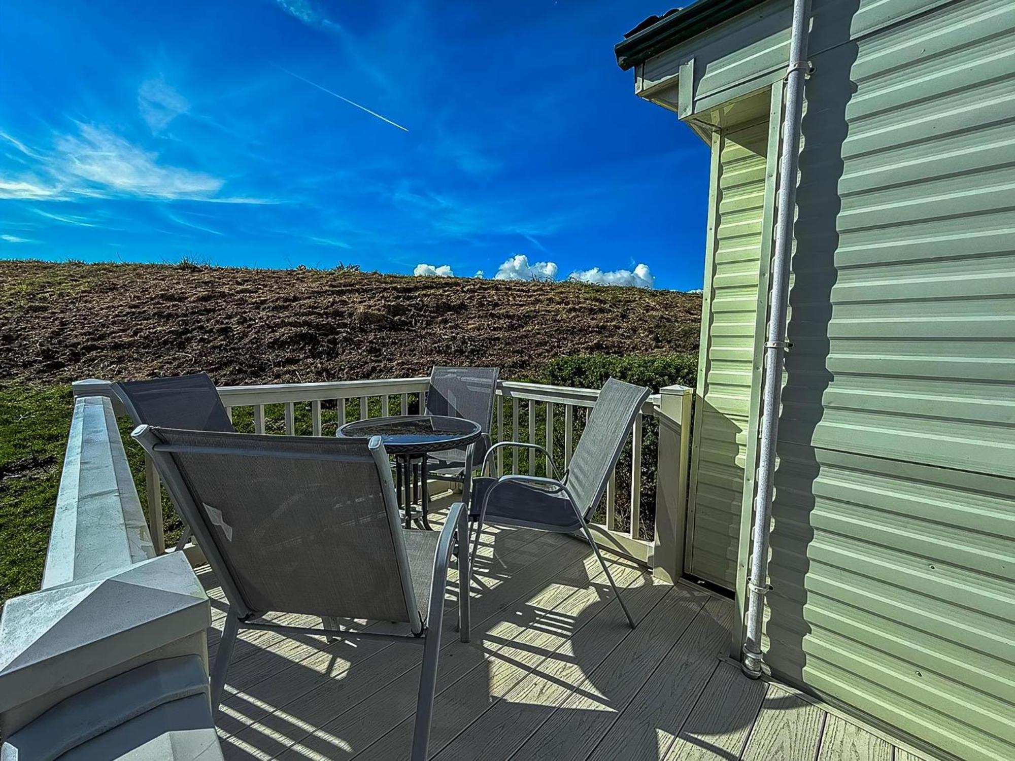 Superb Caravan With Decking And Free Wifi At Naze Marine Park Ref 17236C Walton-on-the-Naze Esterno foto