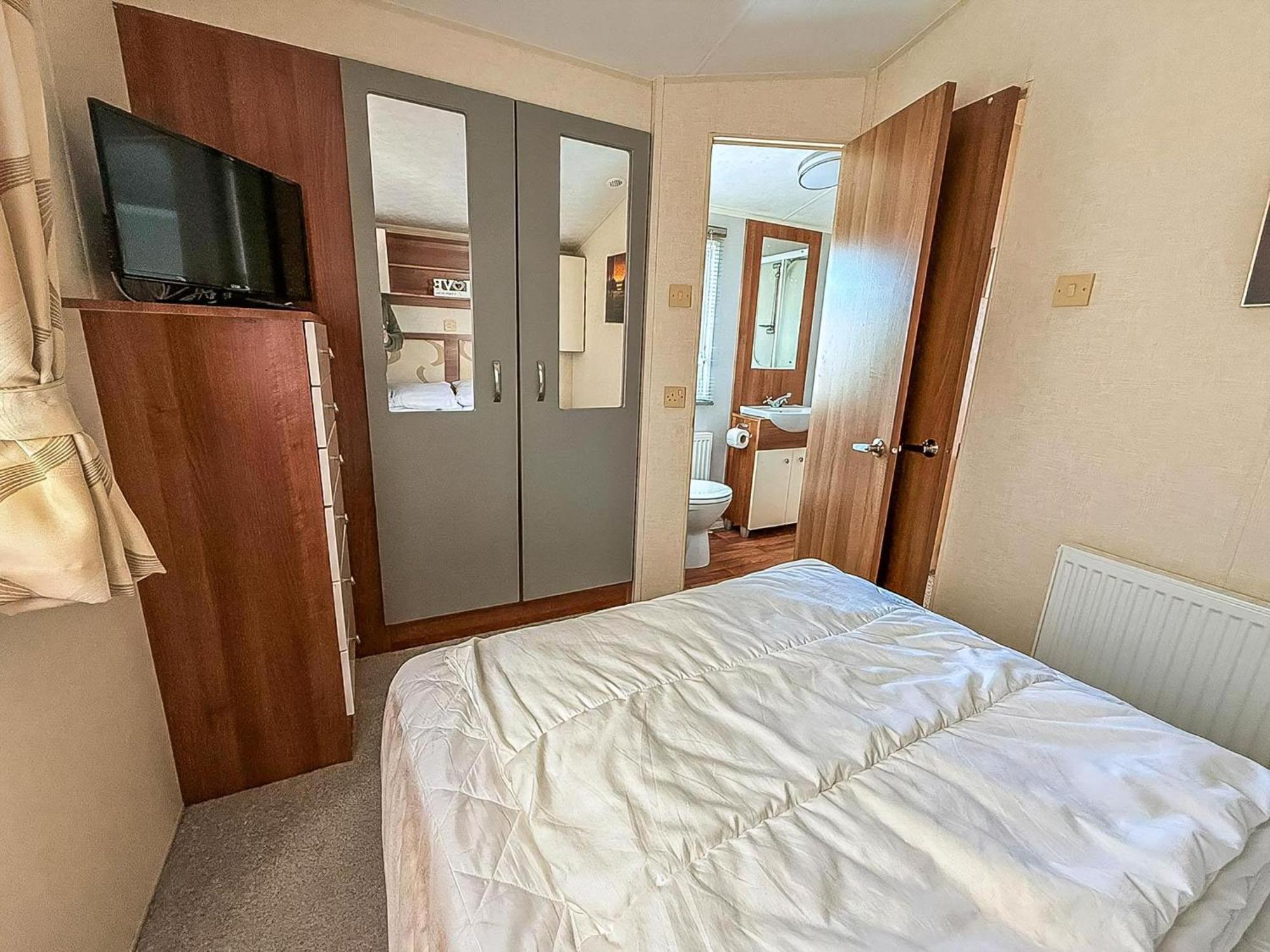 Superb Caravan With Decking And Free Wifi At Naze Marine Park Ref 17236C Walton-on-the-Naze Esterno foto
