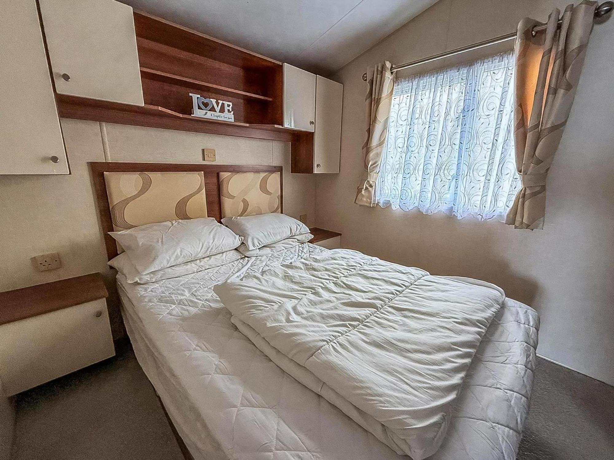 Superb Caravan With Decking And Free Wifi At Naze Marine Park Ref 17236C Walton-on-the-Naze Esterno foto