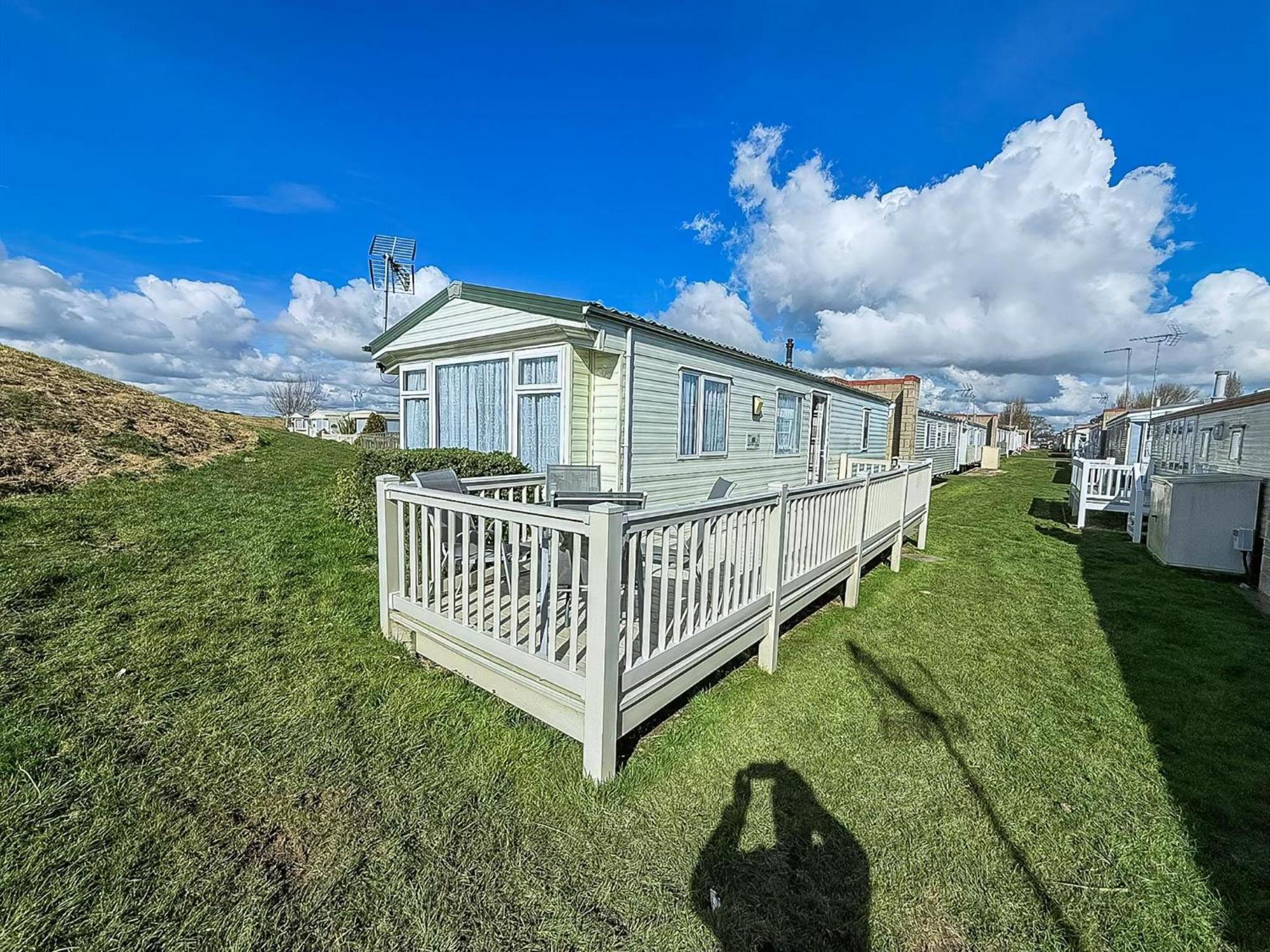 Superb Caravan With Decking And Free Wifi At Naze Marine Park Ref 17236C Walton-on-the-Naze Esterno foto