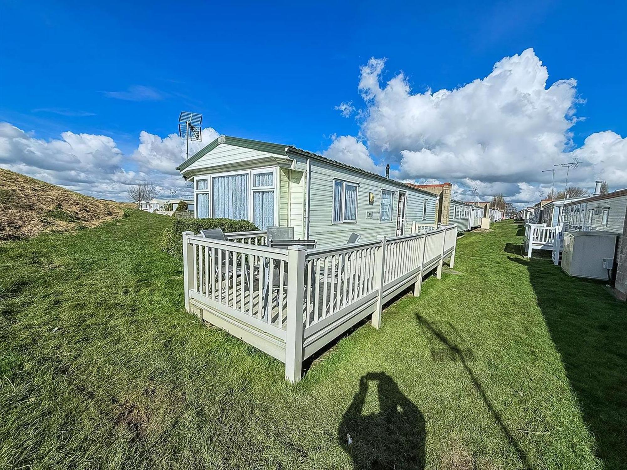 Superb Caravan With Decking And Free Wifi At Naze Marine Park Ref 17236C Walton-on-the-Naze Esterno foto