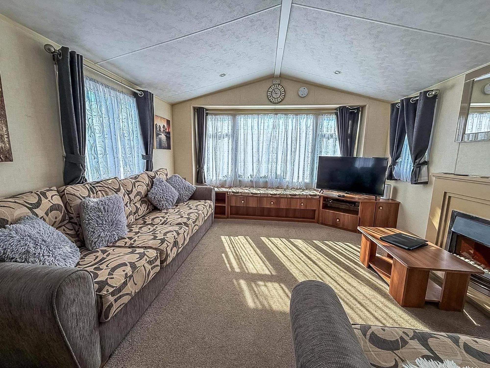 Superb Caravan With Decking And Free Wifi At Naze Marine Park Ref 17236C Walton-on-the-Naze Esterno foto