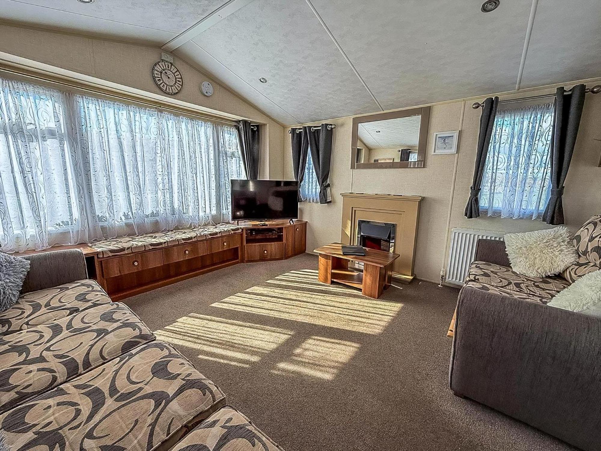 Superb Caravan With Decking And Free Wifi At Naze Marine Park Ref 17236C Walton-on-the-Naze Esterno foto