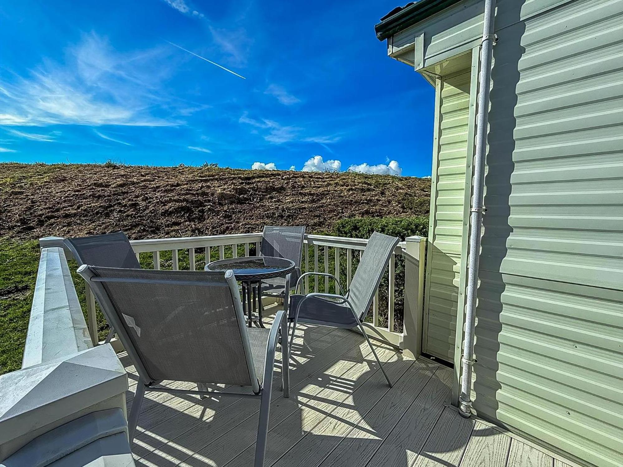Superb Caravan With Decking And Free Wifi At Naze Marine Park Ref 17236C Walton-on-the-Naze Esterno foto