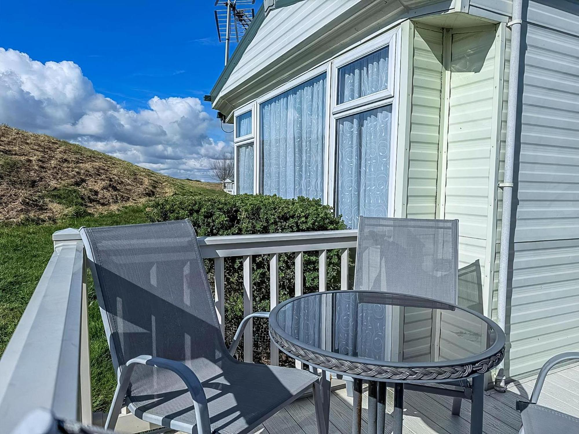 Superb Caravan With Decking And Free Wifi At Naze Marine Park Ref 17236C Walton-on-the-Naze Esterno foto