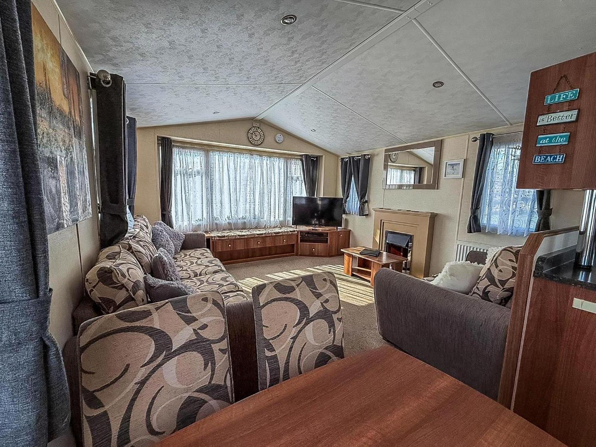 Superb Caravan With Decking And Free Wifi At Naze Marine Park Ref 17236C Walton-on-the-Naze Esterno foto