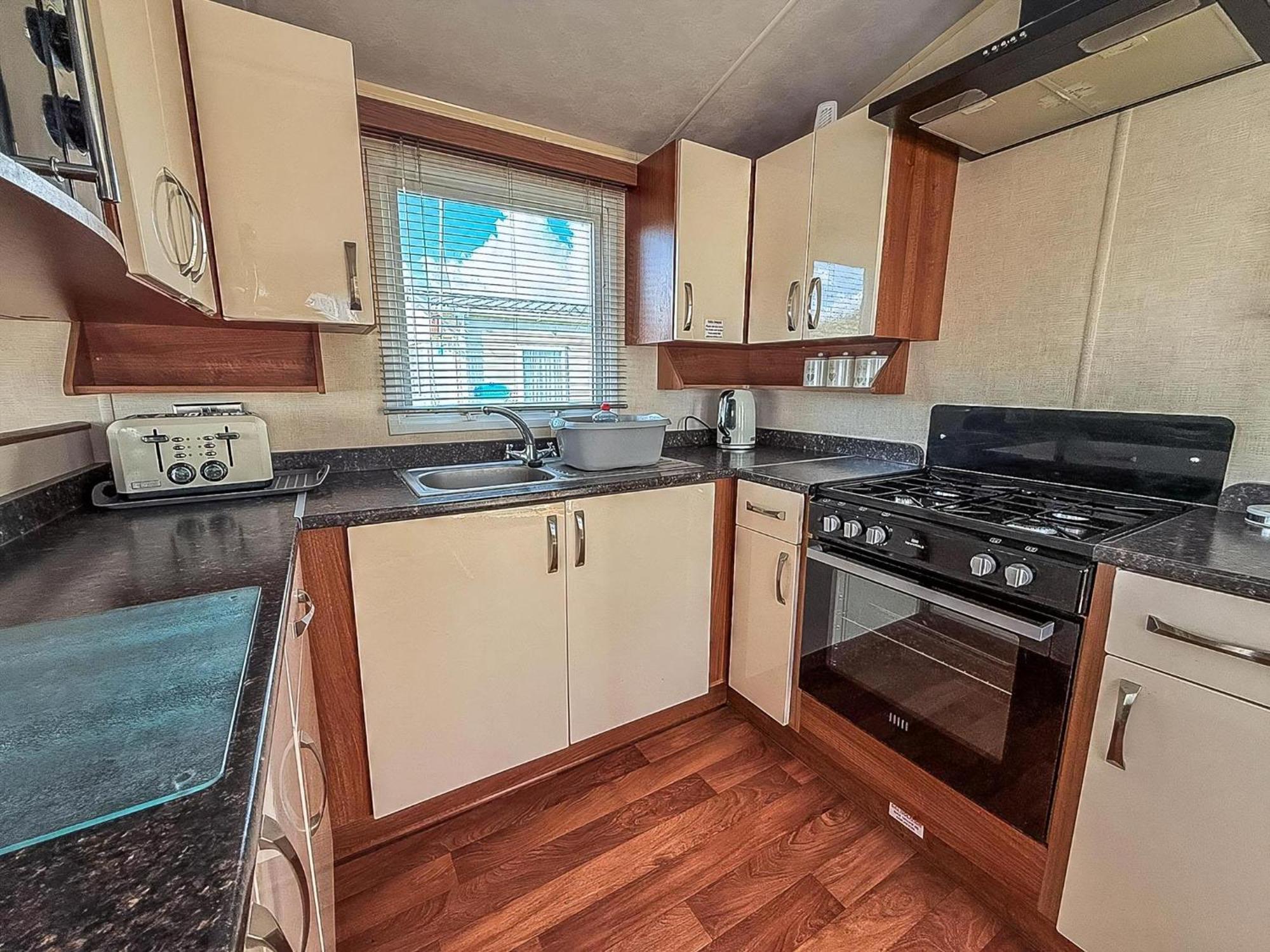 Superb Caravan With Decking And Free Wifi At Naze Marine Park Ref 17236C Walton-on-the-Naze Esterno foto