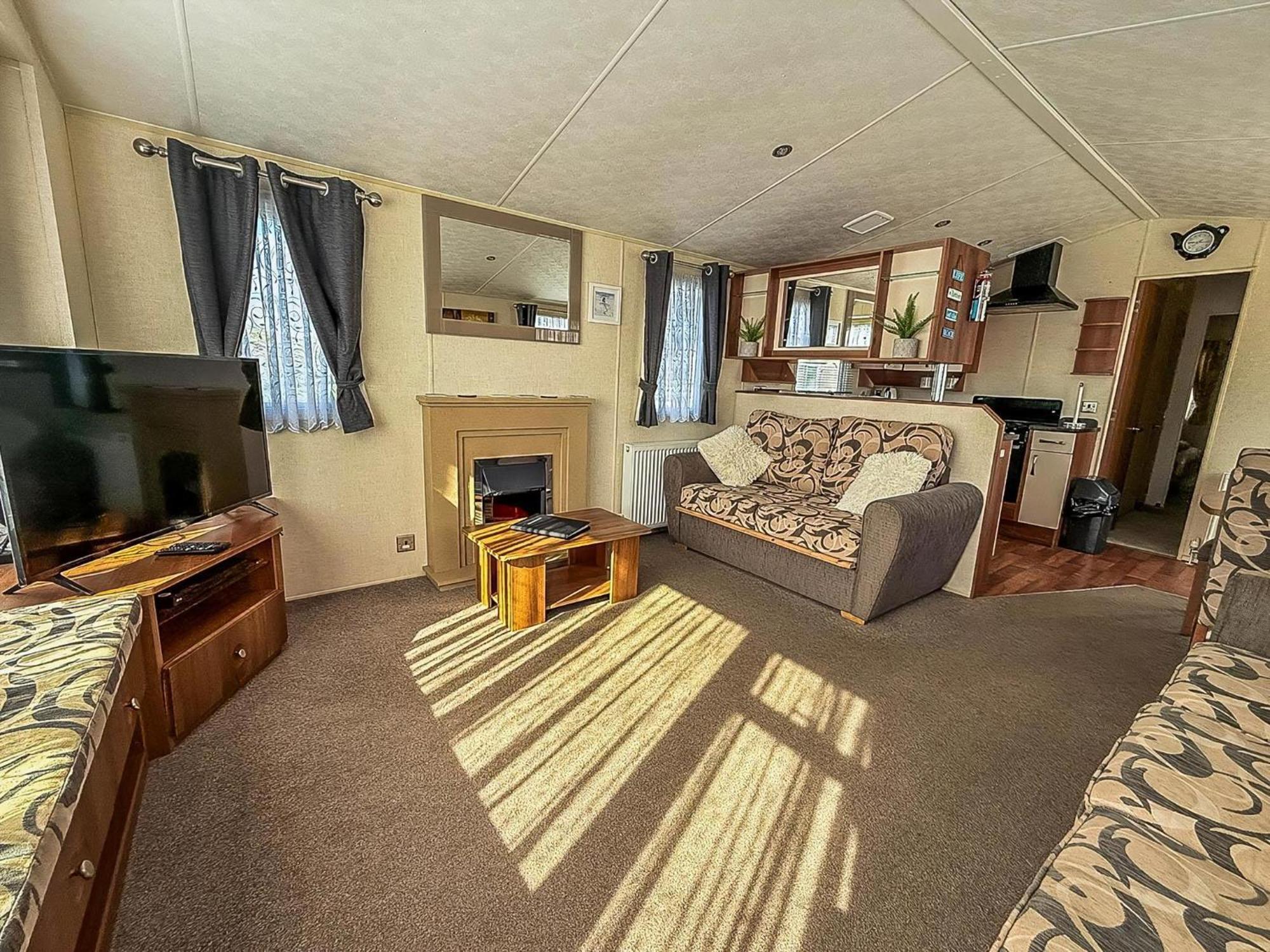 Superb Caravan With Decking And Free Wifi At Naze Marine Park Ref 17236C Walton-on-the-Naze Esterno foto